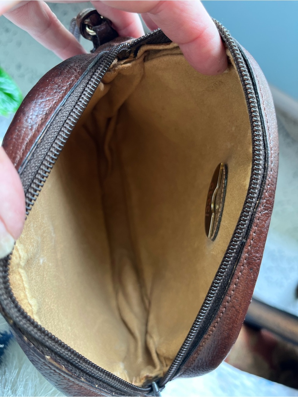Vintage Gucci Plus crossbody with monogram. Exterior and interior bag is clean. - Picture 11 of 16